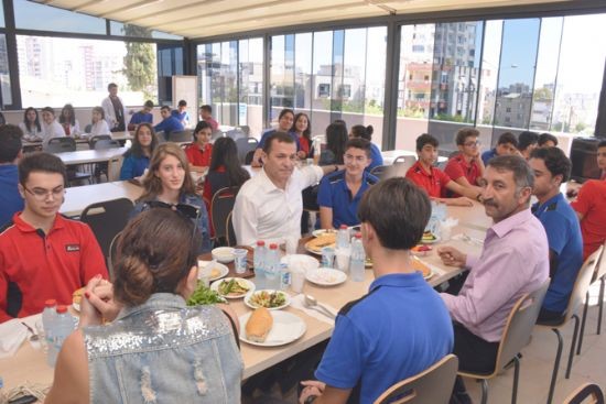 Ba�kan �zyi�it ��rencilerle yemekte bulu�tu