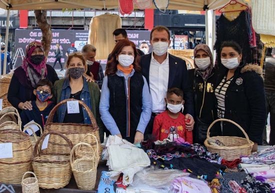 BA�KAN SE�ER, YO�URT PAZARI�NDA �RET�C� KADINLARLA BULU�TU