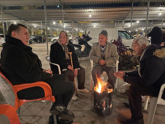  BA�KAN ABDULLAH �ZY���T, GECEY� VATANDA�LARLA GE��RD� 