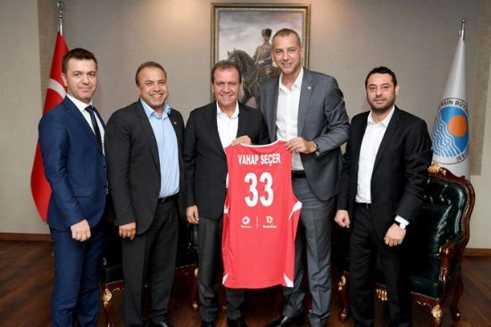 BA�KAN SE�ERDEN A M�LL� KADIN BASKETBOL TAKIMINA  DESTEK