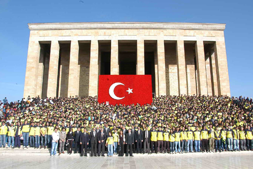 T�rk halk�n�n Atas�na sevgisi artarak s�r�yor