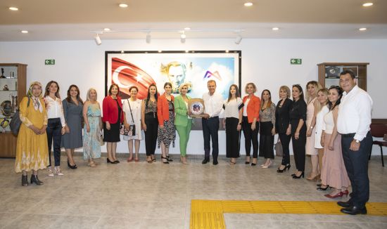 33 KADIN BELGESEL� EK�B�NDEN BA�KAN SE�ER�E TE�EKK�R Z�YARET�