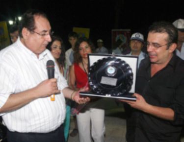  Nebil �zgent�rk, Mersin’de okurlar�yla bulu�tu