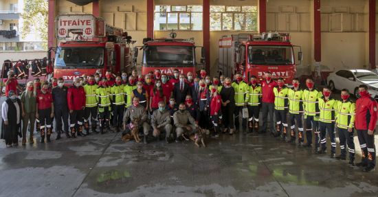 BA�KAN SE�ER, �ZM�R�DEN D�NEN KAHRAMAN �TFA�YEC�LERLE BULU�TU