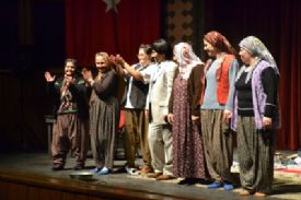 Köylü tiyatrocular profesyonelleri aratmadı