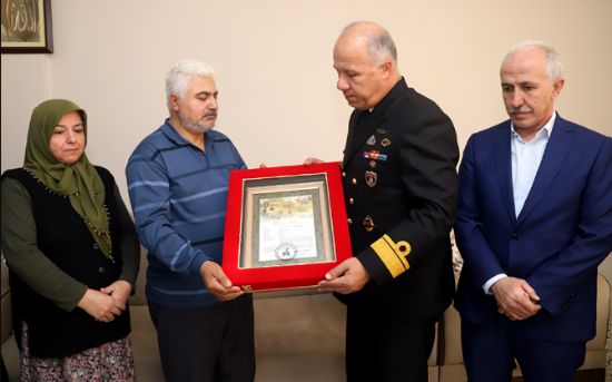 �EH�T MUSTAFA KORKMAZ�IN ANNE VE BABASINA ��EHADET BELGESݔ TAKD�M ED�LD�