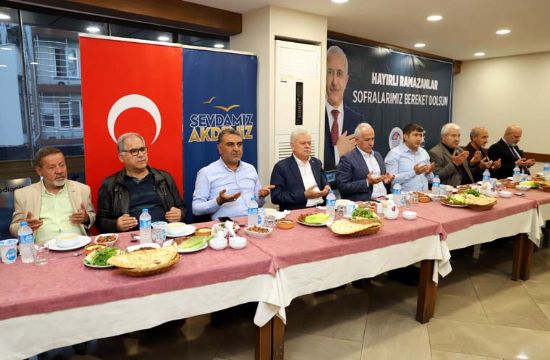 BA�KAN G�LTAK;  AKDEN�ZL� MUHTARLARI �FTAR SOFRASINDA A�IRLADI