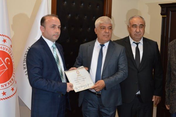 Silifke�de Aktan makam�na oturdu