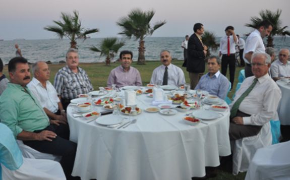 Ahi sofrası esnaf ve bürokratları bir araya getirdi