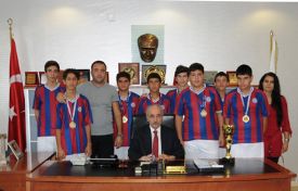 Kupa sevincini Başkan Genç’le paylaştılar