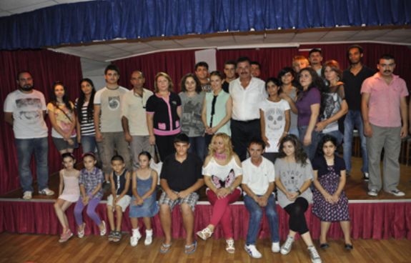 Toroslar tiyatro topluluğu  usta oyunculara taş çıkartacak