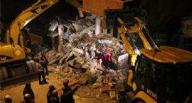 Mersin’de 2 katlı bina çöktü: 5 yaralı