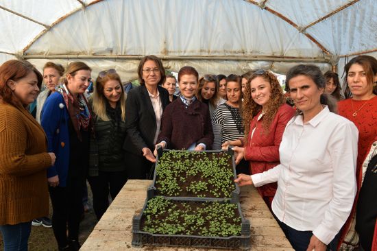 MERAL SE�ER, B�LG�LEND�RME TOPLANTISINDA KADINLARLA BULU�TU