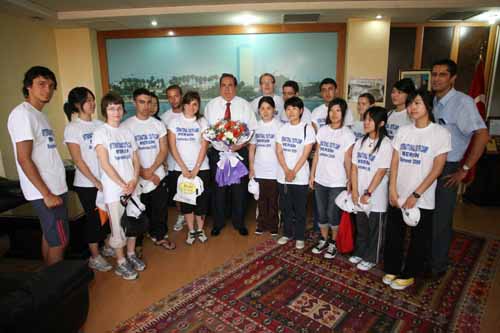 Konuk ��rencilerden Ba�kan �zcan�a Ziyaret