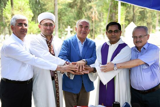 GELENEK S�RD�.SEMAV� D�NLER TEMS�LC�LER� MEZARLIKTA BULU�TU