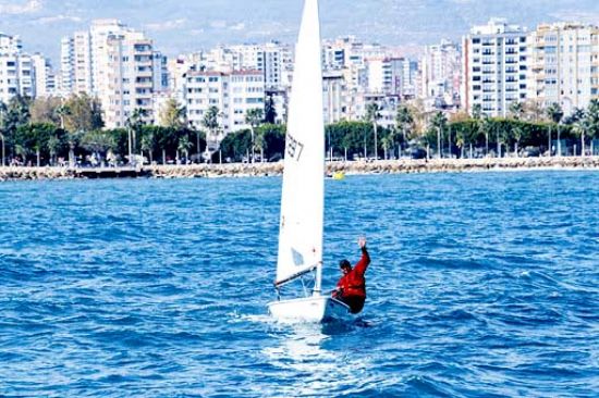 YEN��EH�R�DE ATA�YI ANMA YELKEN YARI�LARI YAPILDI