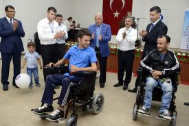 Mersin B.Ş Belediyesi ve ÇİMSA iş birliği ile Engellilere Akülü sandalye