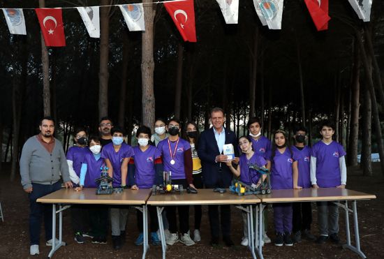 BA�KAN SE�ER, ROBOT�K KODLAMADA �D�L KAZANAN ��RENC�LERLE BULU�TU