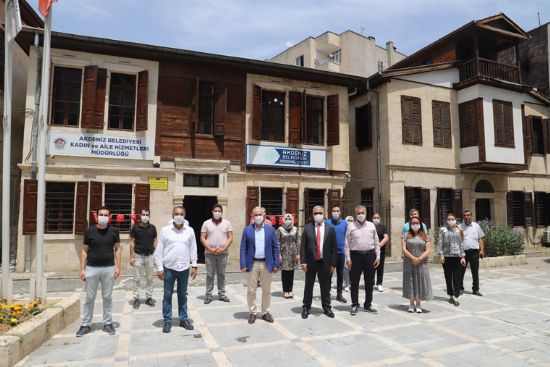  AKDEN�Z BELED�YE BA�KANI G�LTAK, �OCUK K�T�PHANES� VE OYUN ALANINI H�ZMETE A�TI