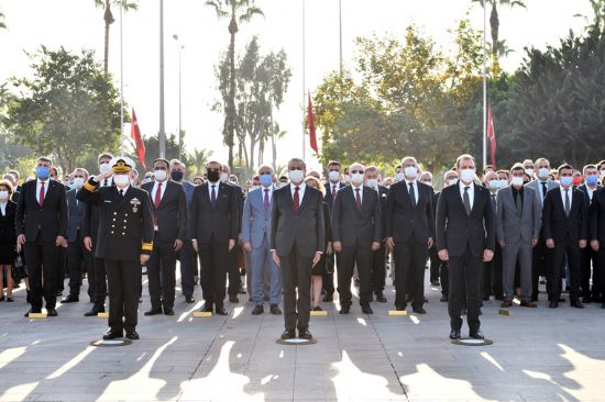 ULU �NDERM�Z MUSTAFA KEMAL ATAT�RK EBED�YETE �NT�KAL�N�N 82. YILINDA DA T�RENLERLE ANILDI