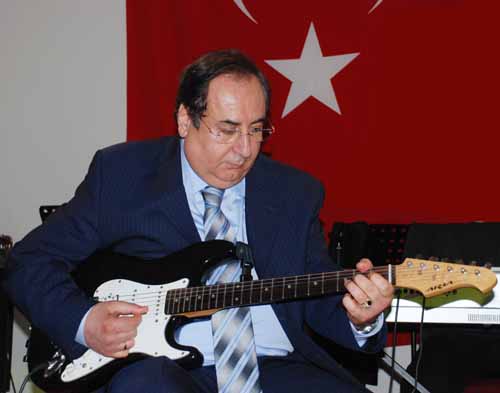 Ba�kan �zcan�dan gitar solo 