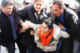 Davutoğlu Mersin’de protesto edildi