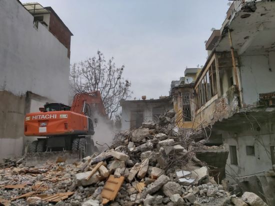 AKDEN�Z�DE METRUK YAPILARLA M�CADELE S�R�YOR