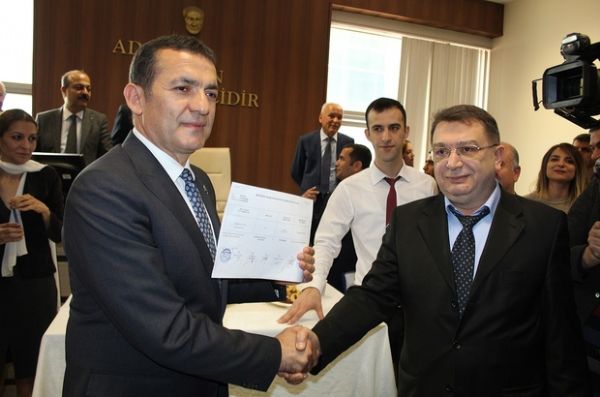 Yeni�ehir Belediye Ba�kan� �zyi�it mazbatas�n� ald�