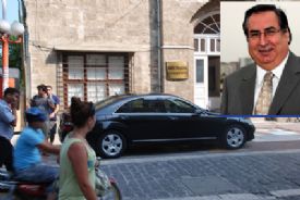 Ba�kan �zcan�� Belediyenin �n kap�s�nda g�renler �a��r�yor