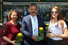 BAŞKAN TUNA’DAN ANNELERE 60 BİN ÇİÇEK