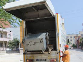 TOROSLAR’DA ÇÖP KONTEYNERLERİ DEZENFEKTE EDİLİYOR