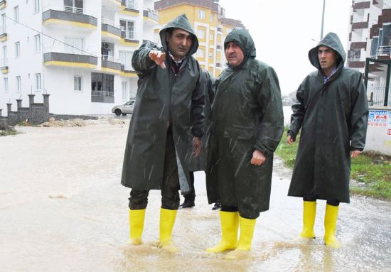 BA�KAN YILMAZ SEL YA�AYAN MAHALLELERDE EK�PLERLE B�RL�KTE OLDU