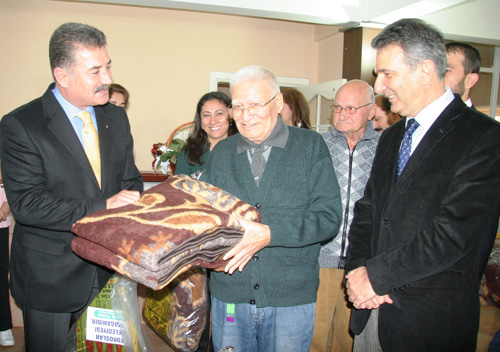 Toroslar�dan Huzurevine Battaniye Yard�m�