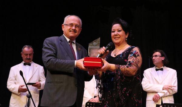 TRT SANAT�ISI, MERS�N�� T�RK�LERLE BULU�TURDU