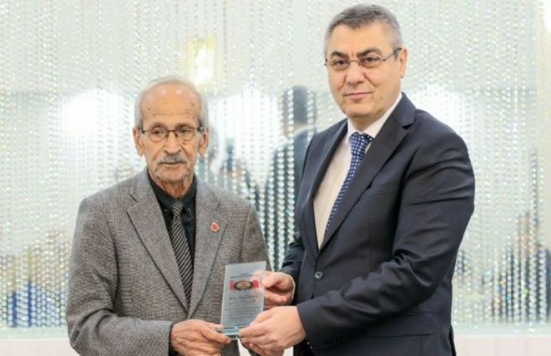 Vali Toros’dan, Yusuf Yeğül’e Plaket